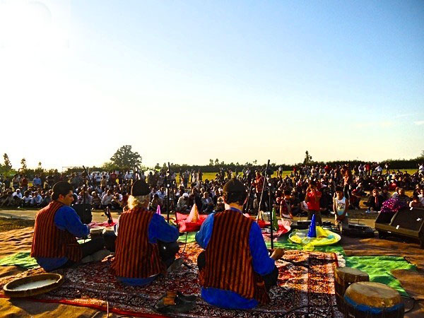 مردم برای شکر گذاری از خداوند در پایان مراحل نشا کاری،جشنی برگزار می کردند