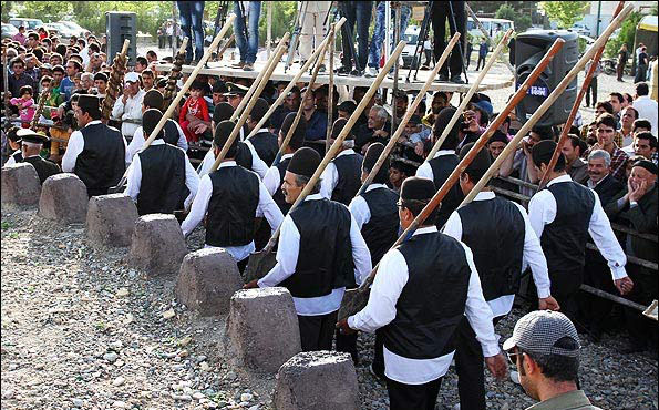 این آیین هم ریشه در فرهنگ آب و آبیاری دارد و هم در قدیم نمادی برای نشان‌دادن زور و پهلوانی به دشمنان