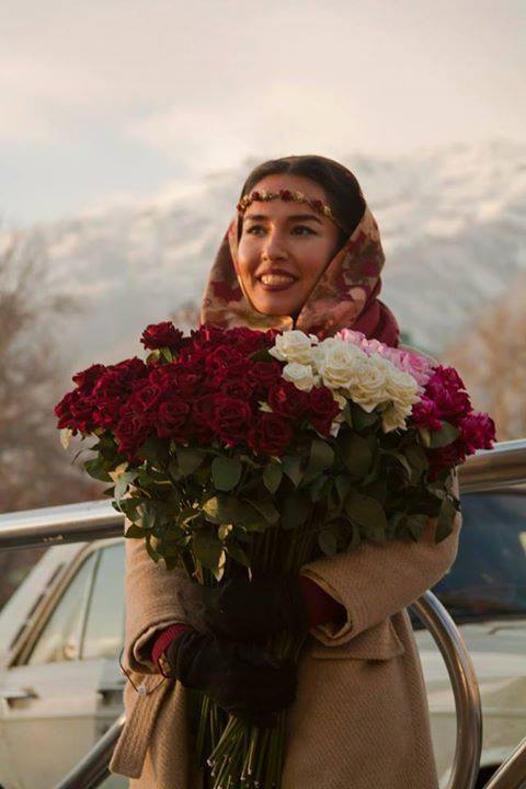دختری ایرانی و زیبا  با شغل گل فروش