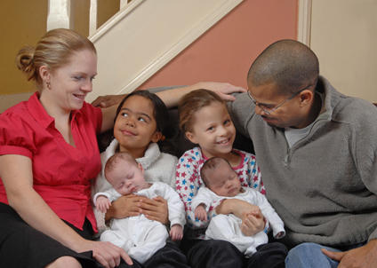 تولد دو دوقلوی سیاه سفید در یک خانواده