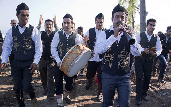 جشن خرمن یکی از جشن های شمال ایران است که مردان شرکت کننده در آن به اجرای برنامه های آیینی می پردازن