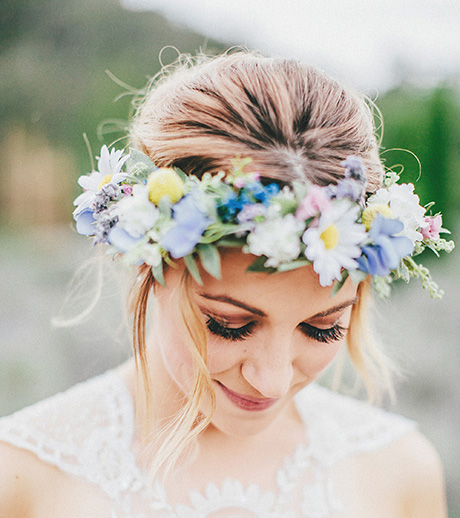 مدل موی باز عروس با تاج گل طبیعی